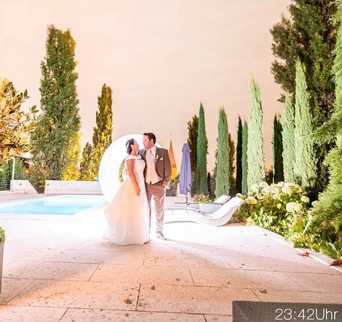 Schepi - Ihr passionierter Hochzeitsfotograf aus Römerberg. Mit einem feinen Gespür für den perfekten Moment fange ich im Rhein-Neckar-Kreis und weltweit die Magie Ihrer Hochzeit ein. Entdecken Sie authentische und emotionale Aufnahmen, die Ihre Liebe für die Ewigkeit festhalten. Lassen Sie sich von einem Profi begleiten, der die Schönheit in jedem Augenblick erkennt und festhält.