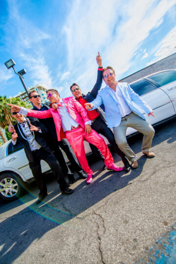 Männer in Anzügen vor einer Limousine