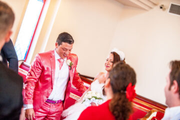Hochzeitspaar in der Kirche mit Gästen
