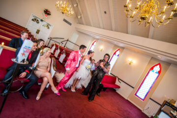 Hochzeitspaar mit Entertainer in einer Kapelle