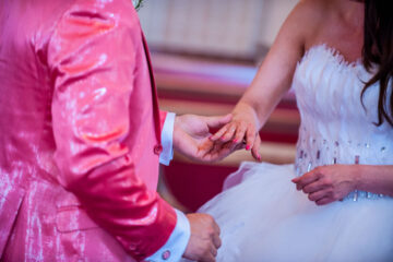 Brautpaar tauscht Ringe bei Hochzeit
