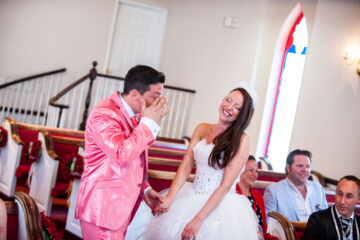 Lachendes Brautpaar bei der Hochzeit in der Kirche.
