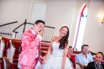 Freudiges Hochzeitspaar in Kirche lächelnd