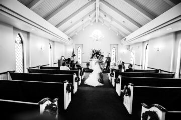 Hochzeit in kleiner Kapelle, schwarz-weiß Fotografie