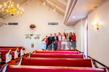 Gruppenfoto in dekorierter Kapelle