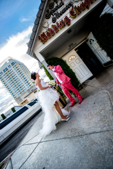 Paar vor Hochzeitskapelle in Hochzeitkleidung