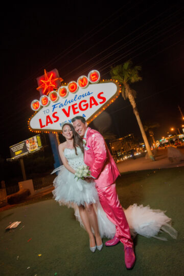 Brautpaar vor Las Vegas Schild nachts