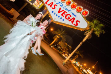 Hochzeitspaar vor Las Vegas Schild