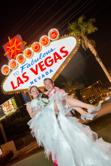 Hochzeitspaar vor Las Vegas Schild