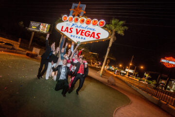 Gruppe feiert vor Las Vegas Schild nachts.