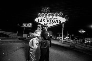 Zwei Männer vor Las Vegas Schild in Anzügen