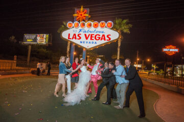 Hochzeitspaar vor Las Vegas Schild feiert nachts