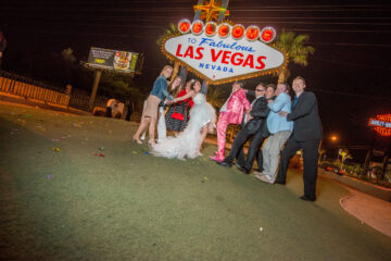 Gruppe vor Las-Vegas-Schild bei Nacht