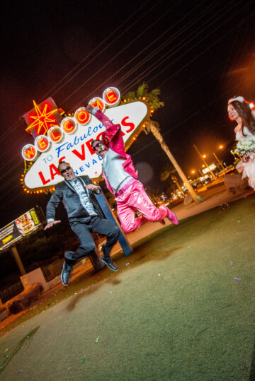 Springende Feiernde vor Las Vegas Schild
