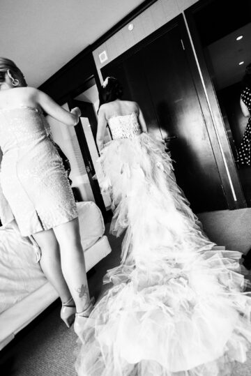 Braut mit langem Kleid im Zimmer