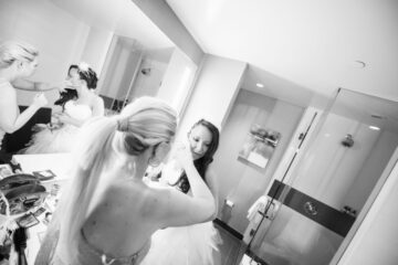 Frauen beim Brautschminken im Badezimmer