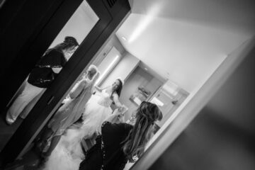 Frauen bereiten sich zusammen vor, Hochzeitstag