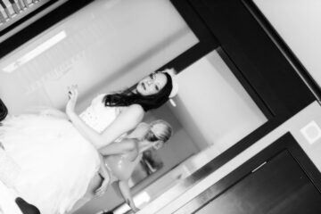 Zwei Frauen im eleganten Kleid im Innenraum.