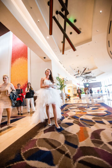 Frau im weißen Kleid in Hotelhalle