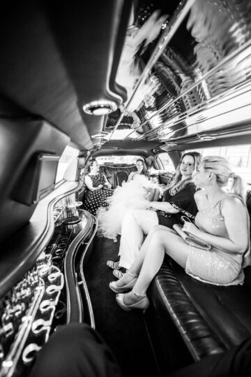 Menschen in einer Limousine feiern