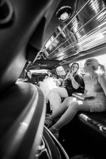 Personen in einer Limousine
