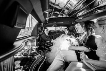 Frauen in Limousine, lachend und entspannt.